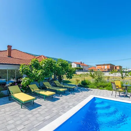 ヴィラ Nirvana モスタル